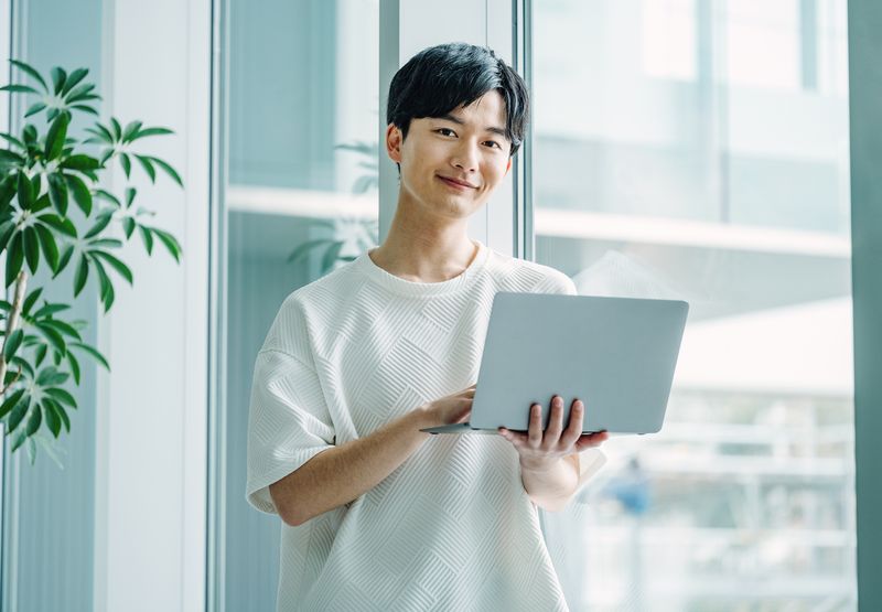 軽量ノートパソコンのおすすめ7選！持ち運びラクラク1kg以下やOffice 